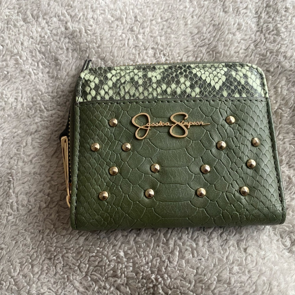 Jessica Simpson in green faux leather “snakeskin” wallet